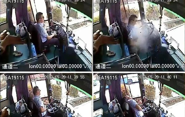 事发客车内监控录像显示:驾驶员吴斌被铁块砸中,忍着剧痛完成一系列完整的安全停车措施后,最终瘫在座位上(视频截图)。 5月29日中午,杭州长运集团司机吴斌驾驶从无锡开往杭州大客车,在途经… 事发客车内监控录像显示:驾驶员吴斌被铁块砸中,忍着剧痛完成一系列完整的安全停车措施后,最终瘫在座位上(视频截图)。 5月29日中午,杭州长运集团司机吴斌驾驶从无锡开往杭州大客车,在途经…
