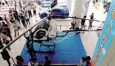 直升机进卖场,吸引了不少参观者。