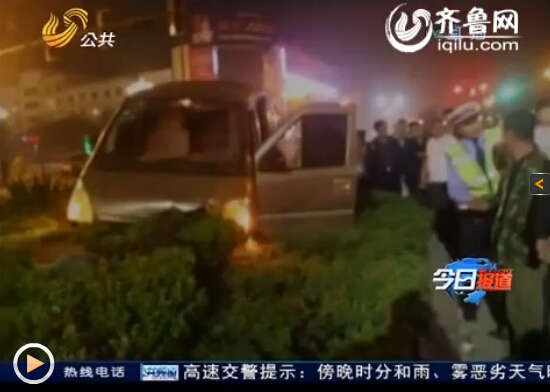 张某驾车一头扎进绿化带。（视频截图）