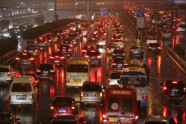 2016年10月21日，北四环西路双向堵车严重。 澎湃见习记者 谢匡时 图