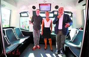 无人驾驶公交车的首批乘客包括国际货币基金组织总裁拉加德（中）