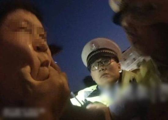 山东一套牌奔驰车主遇交警检查 竟生吞行驶证(图)