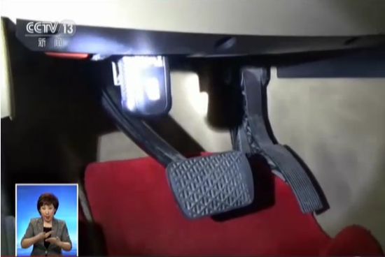 山东一套牌奔驰车主遇交警检查 竟生吞行驶证(图)