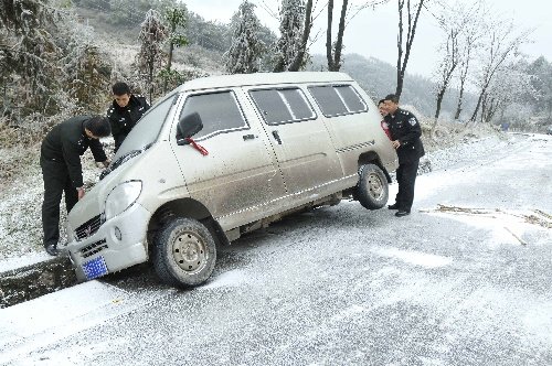 组图:贵州凯里部分公路出现凝冻